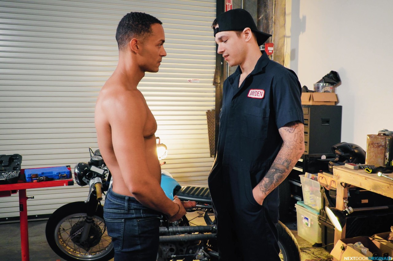 Muscular ebony gay dude AJ Sloan gets analized by mechanic Jayden Marcos  